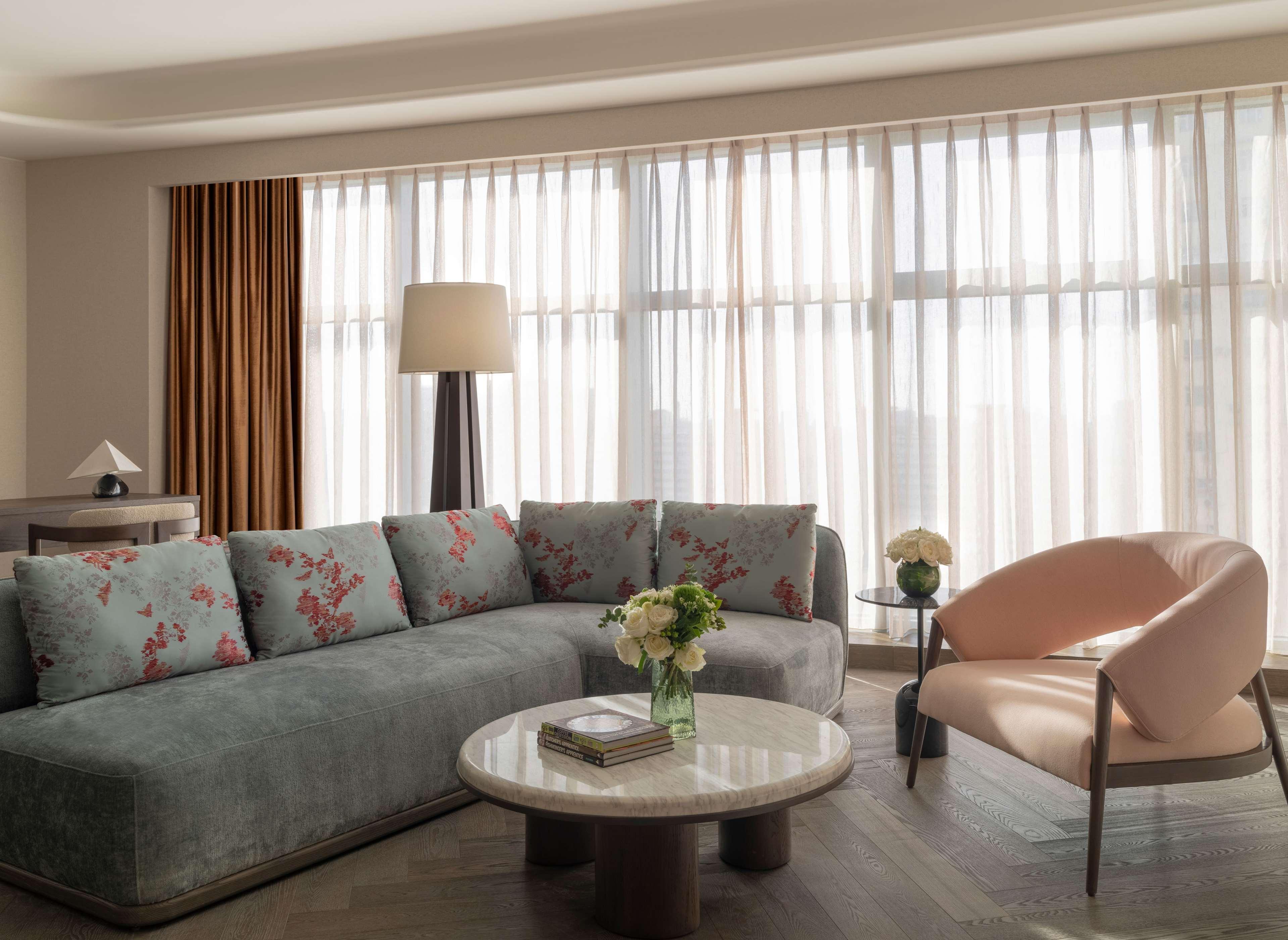 Conrad Urumqi Luaran gambar