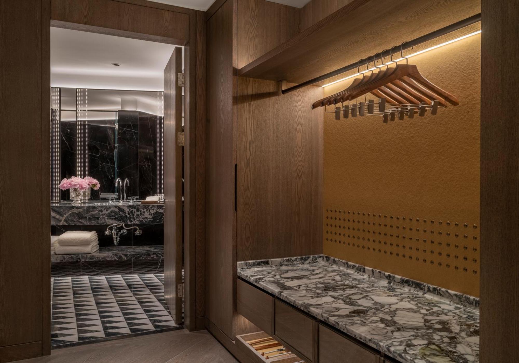 Conrad Urumqi Luaran gambar