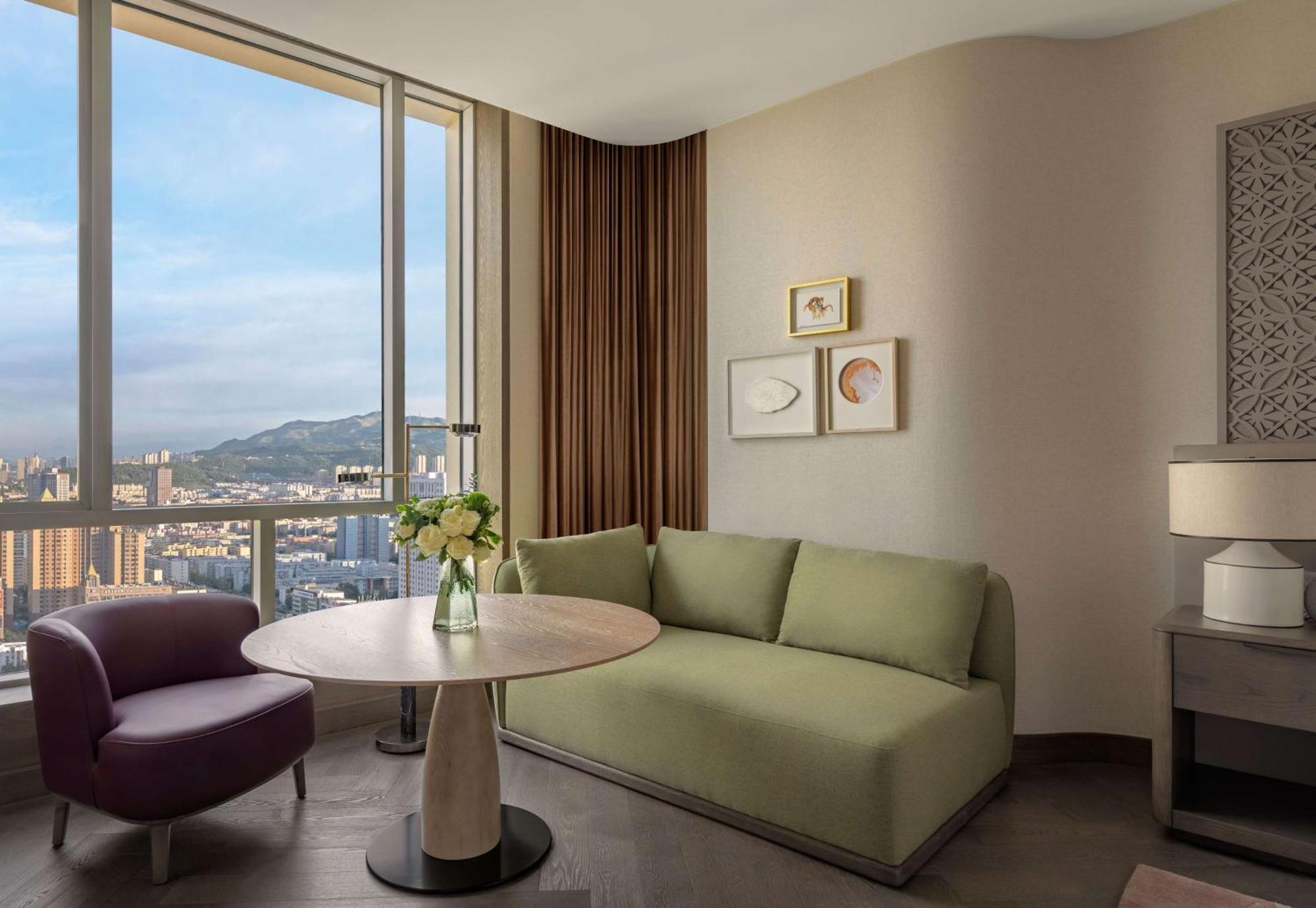 Conrad Urumqi Luaran gambar