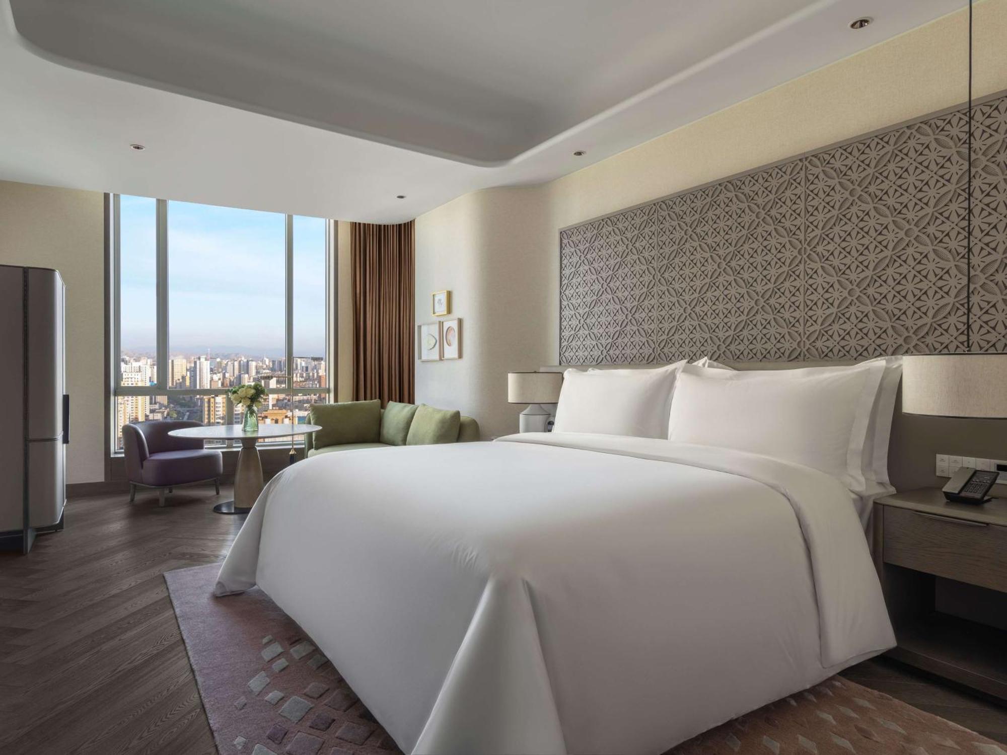Conrad Urumqi Luaran gambar
