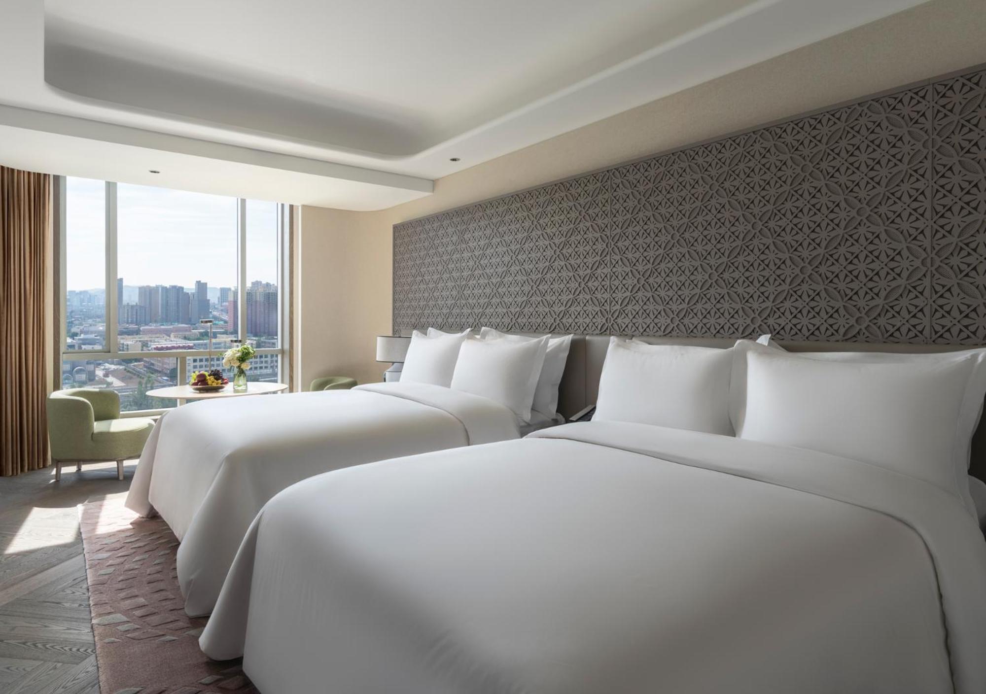 Conrad Urumqi Luaran gambar