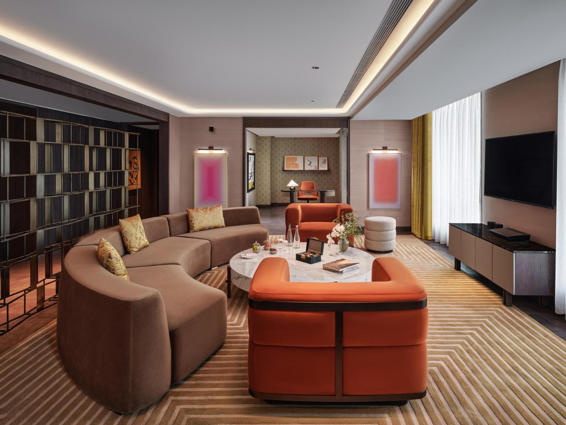 Conrad Urumqi Luaran gambar