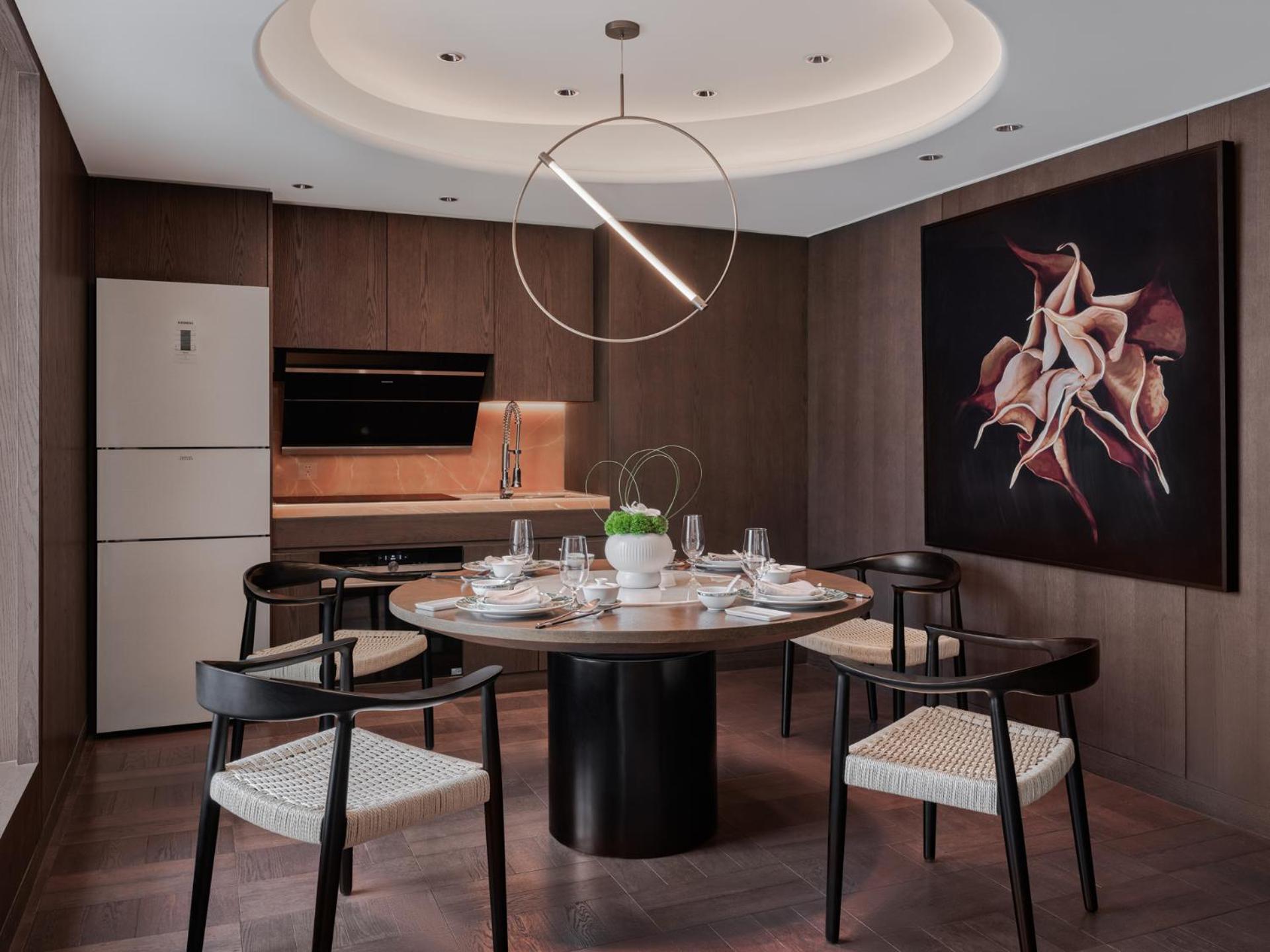 Conrad Urumqi Luaran gambar
