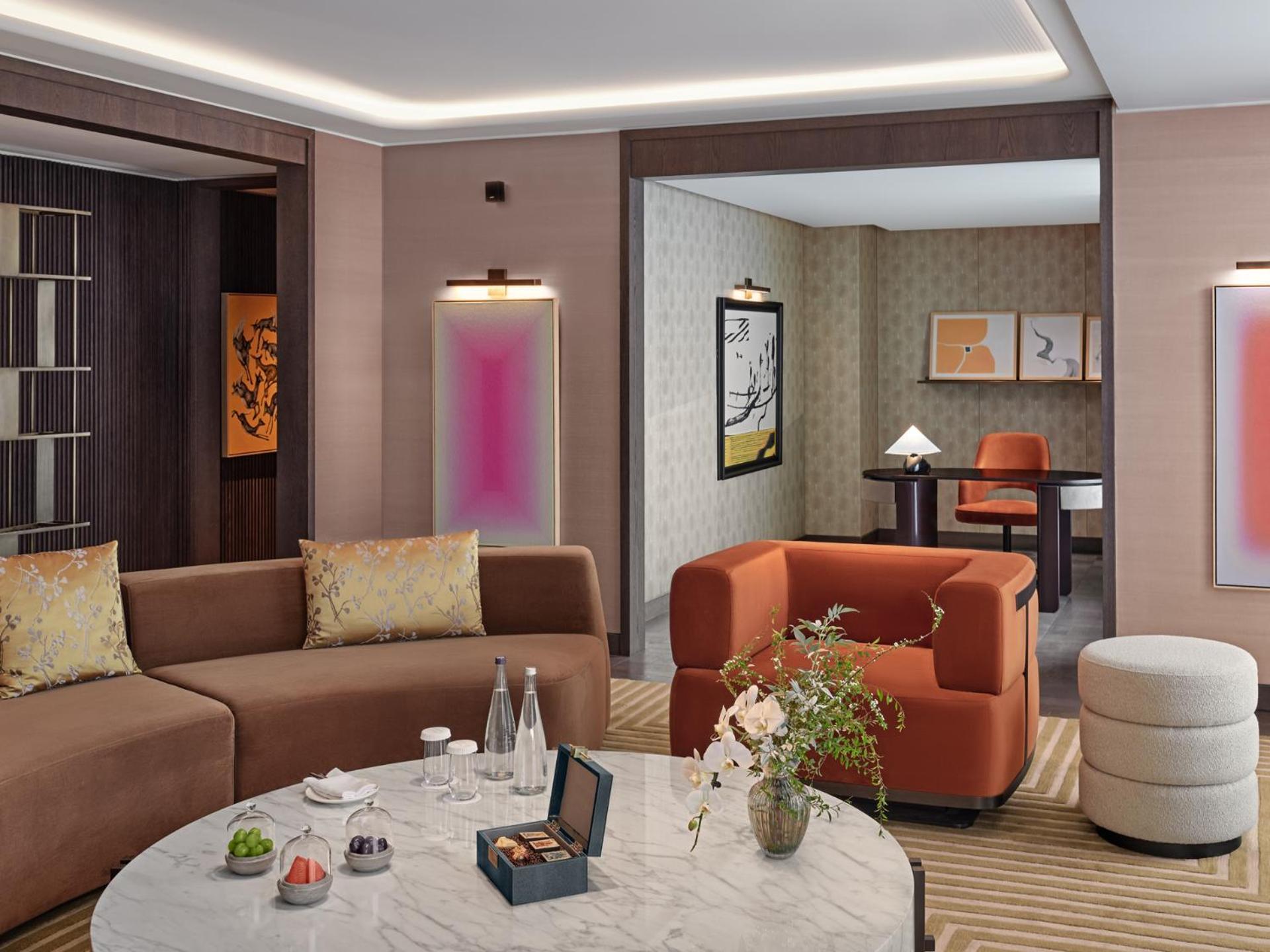 Conrad Urumqi Luaran gambar