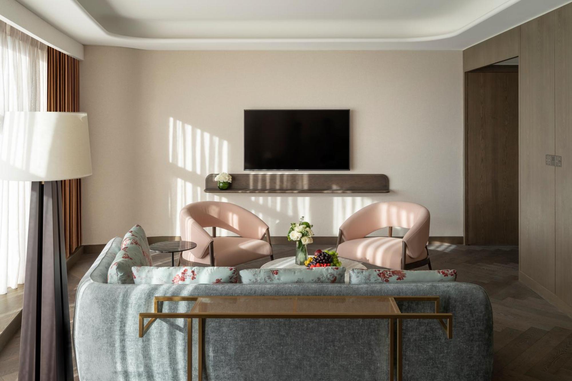 Conrad Urumqi Luaran gambar